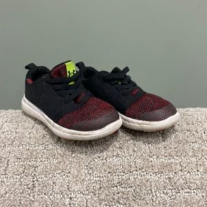 Size 7 under around sneakers